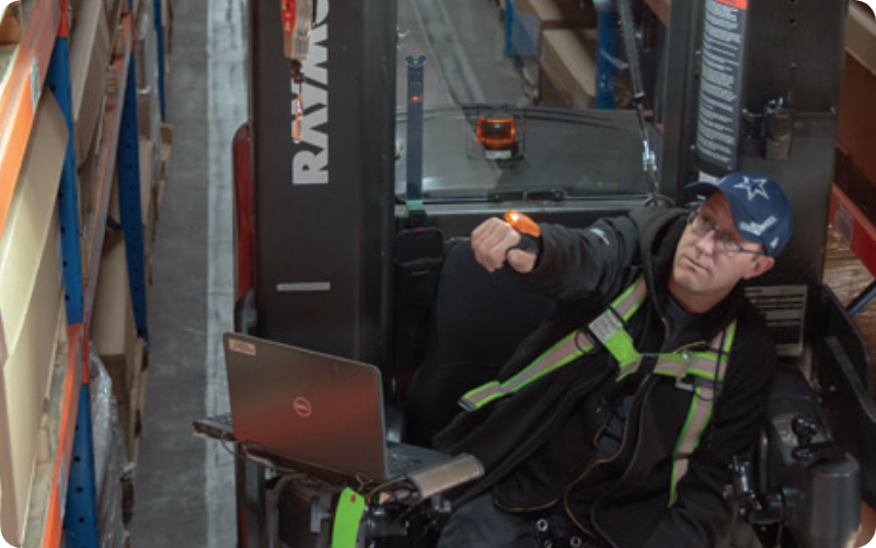 ウェアラブルスキャナー「ProGlove Mark3」でフォークリフト運用時のピッキング効率を15%改善